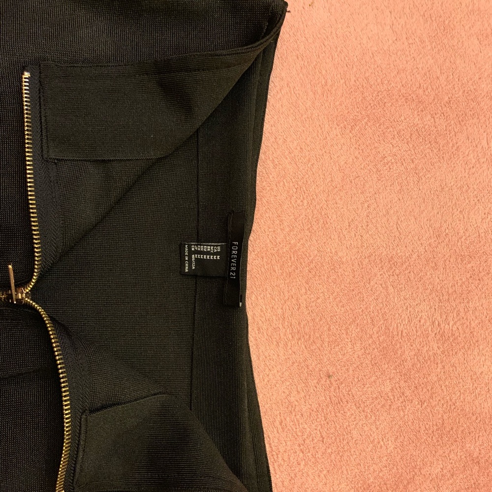 Form fitting black pencil skirt - Picture 3 of 6